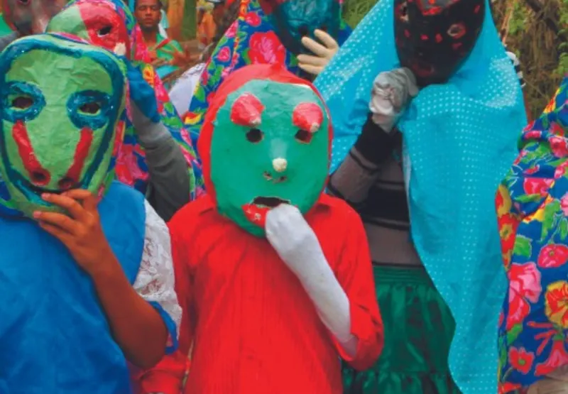 Mascarados mantêm tradição do João Bananeira, ícone do folclore local