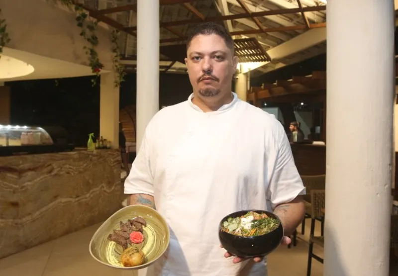 Tiago Segal com os pratos filé mignon ao molho de mostarda com batata ao murro e o poke de salmão