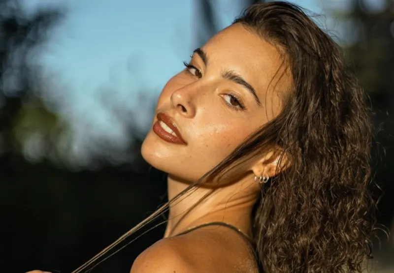 Bella Mattar gravou clipe de seu recém-lançado  single, “Topless”
