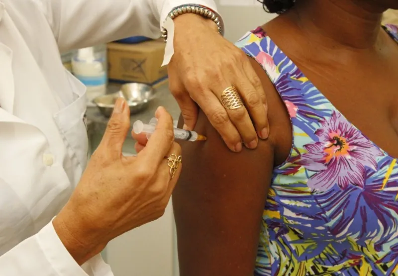 Aplicação de vacina em uma mulher: Vitória e Serra abrem também o agendamento pela internet