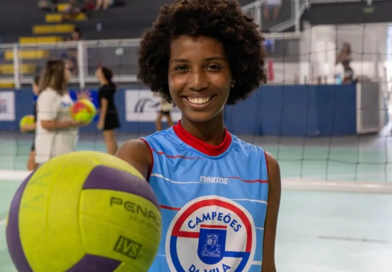 Aluna da rede pública,    Eloara Santos Silva faz parte do núcleo de vôlei Campeões da Vila, na Arena Tartarugão