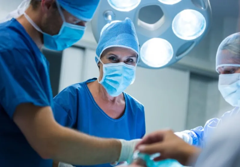 Profissional durante cirurgia plástica: de um total de 178 no Espírito Santo, apenas 25 são médicas