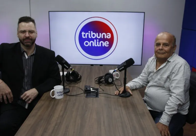 Fausto (à direita) visitou o estúdio Tribuna Online para conversar com o jornalista Rafael Guzzo: preocupação com as novas gerações