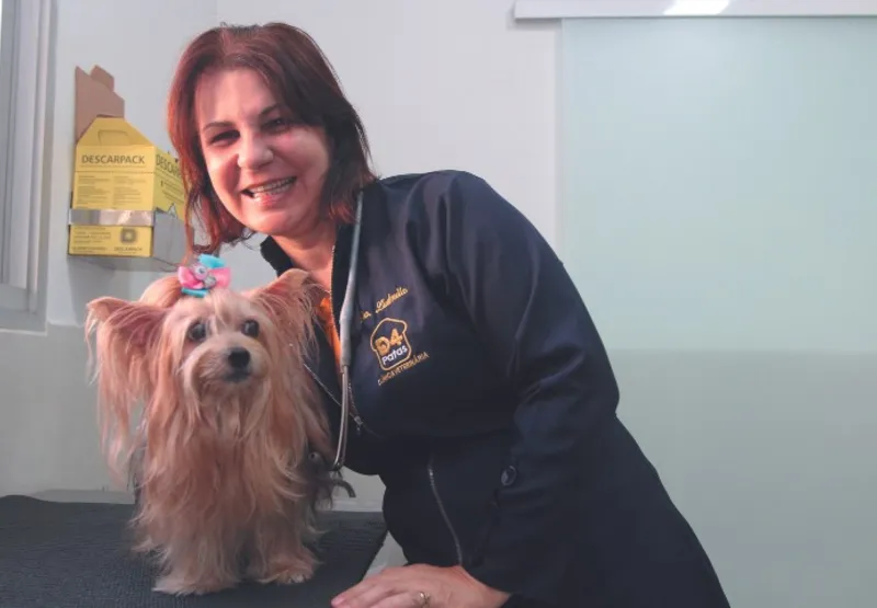 A médica veterinária Ludmila Fernandes diz que as caixas de transporte devem ser  local de aconchego para o animal, com preparação e treinamento anterior à viagem