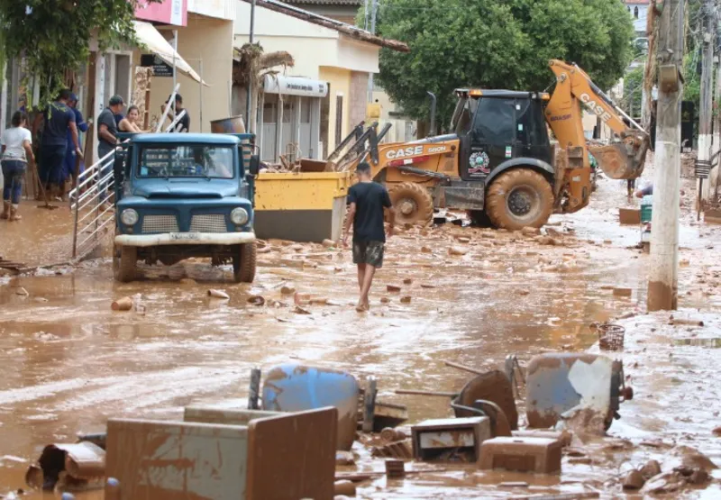 Lama tomou conta das ruas de Mimoso do Sul após enchente