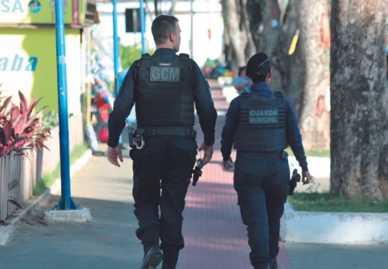 Guardas municipais em patrulhamento em via pública: reforço no enfrentamento à criminalidade na capital
