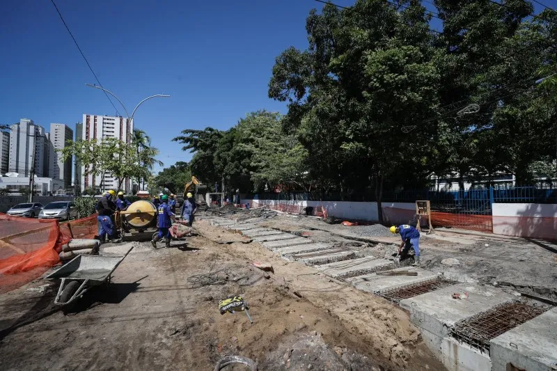 Imagem ilustrativa da imagem Avenida Mário Melo passa por obras de drenagem e pavimentação