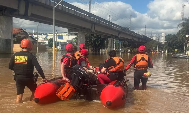 Imagem ilustrativa da imagem Bombeiros capixabas salvam 270 pessoas ilhadas após enchentes no RS