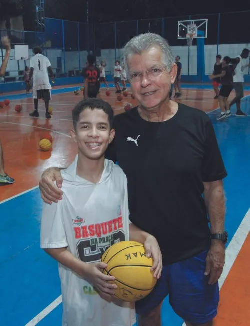 Imagem ilustrativa da imagem Campeão de basquete ajuda a transformar a vida da garotada