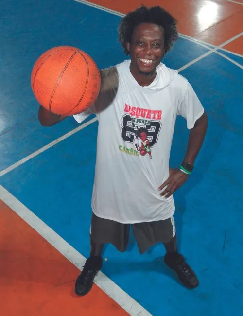Imagem ilustrativa da imagem Campeão de basquete ajuda a transformar a vida da garotada