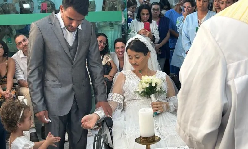 Imagem ilustrativa da imagem Com câncer de mama em estágio avançado, noiva realiza sonho e se casa em hospital