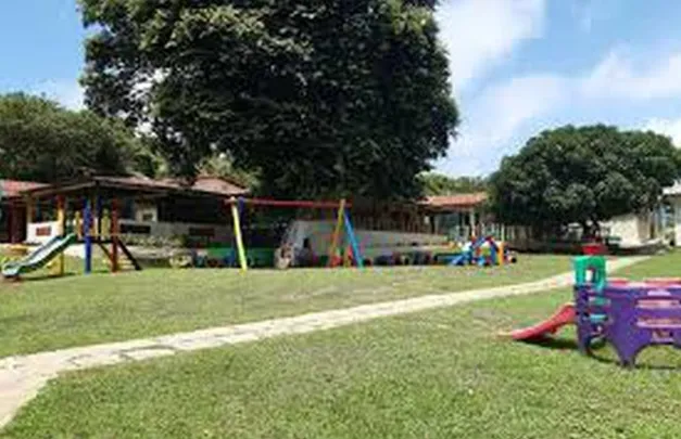 Imagem ilustrativa da imagem Criança de 4 anos tem mãos amarradas e calada com fita adesiva em creche de Noronha