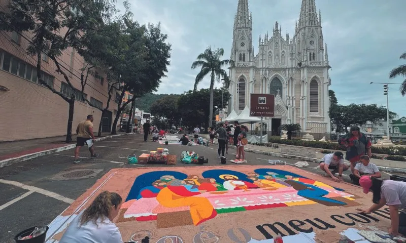 Imagem ilustrativa da imagem FOTOS E VÍDEOS | As belezas dos tapetes de Corpus Christi pelo ES