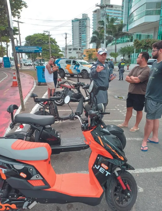 Imagem ilustrativa da imagem Falta de capacete e uso de ciclovia: as infrações cometidas com motos elétricas