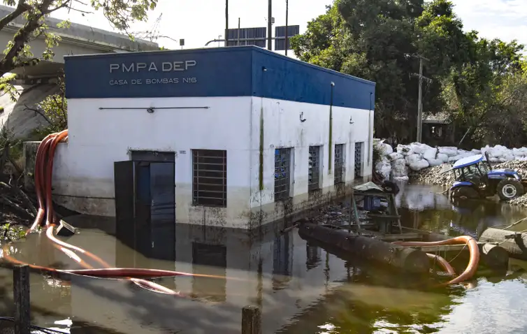 Imagem ilustrativa da imagem Falta de manutenção causou inundação em Porto Alegre, dizem especialistas