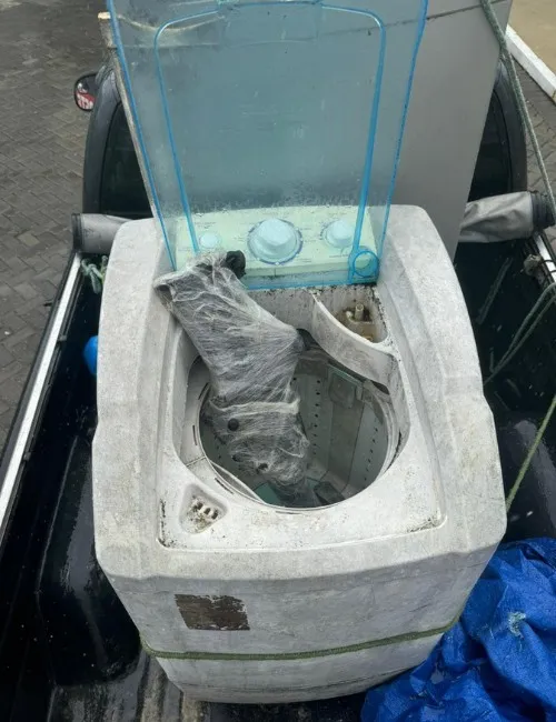 Imagem ilustrativa da imagem Fuzil escondido em máquina de lavar é apreendido pela polícia