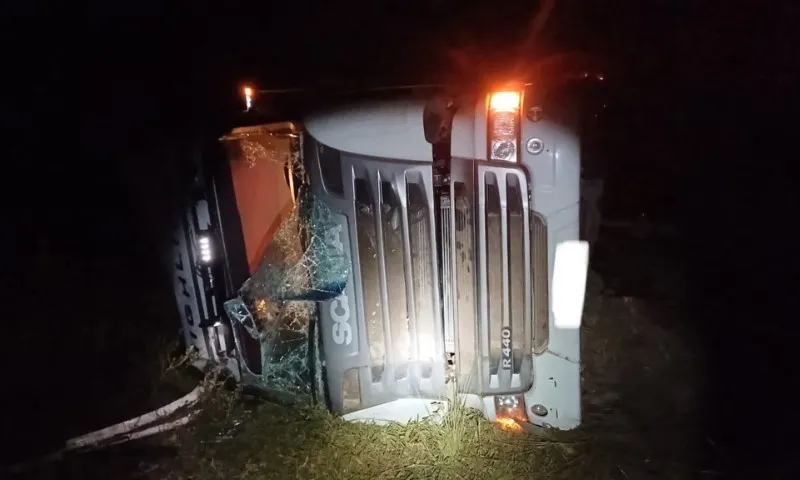 Imagem ilustrativa da imagem Mulher é presa por furtar carga de caminhão que tombou na BR-101 no ES