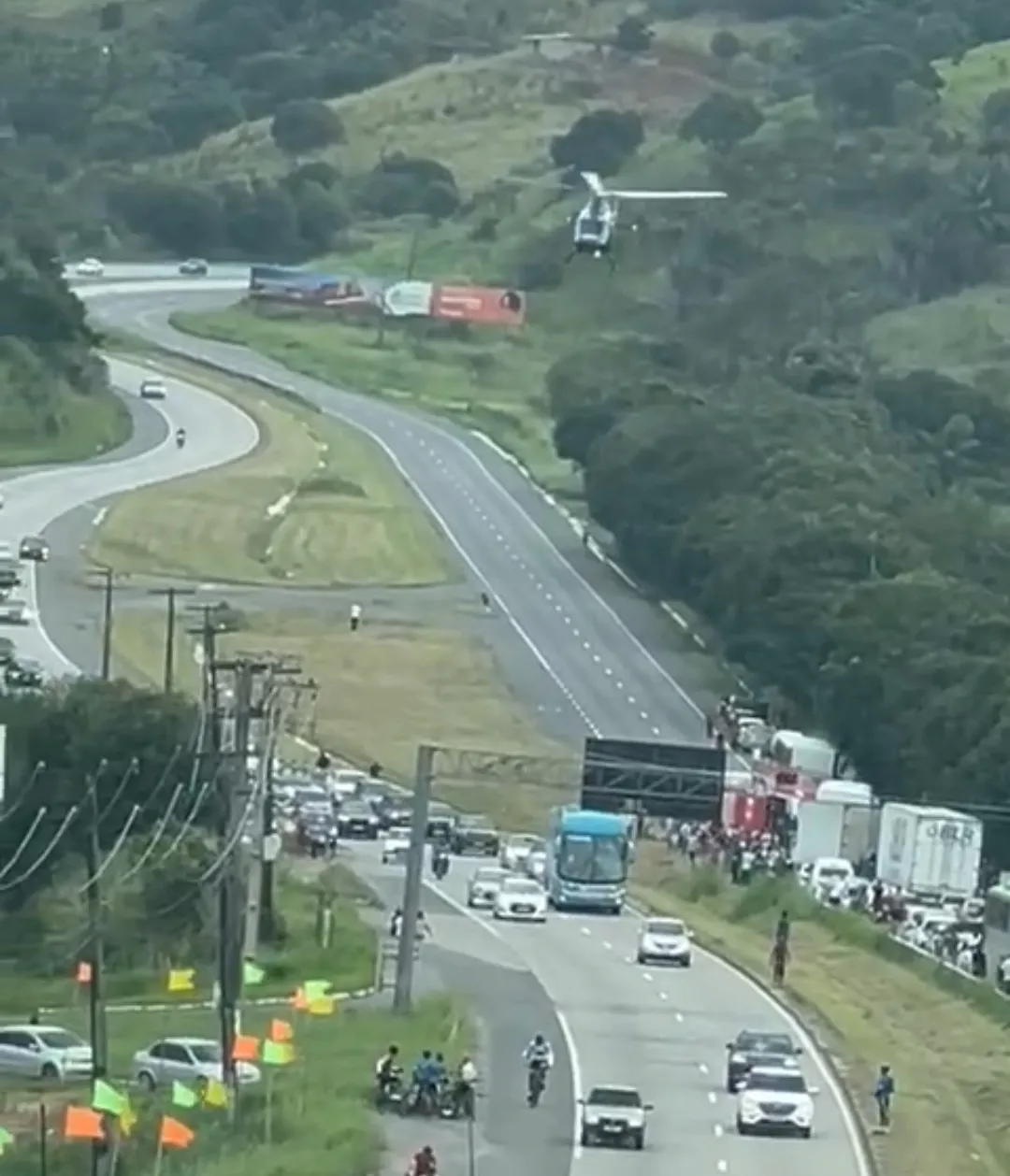 Imagem ilustrativa da imagem Ônibus colide com van de passageiros na BR-232 em Moreno. 12 feridos