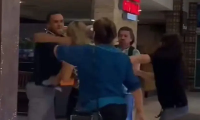 Imagem ilustrativa da imagem Pelúcia da discórdia: briga em shopping por ursinho termina em agressão