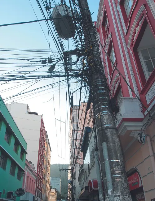 Imagem ilustrativa da imagem Prefeitura e EDP retiram fios irregulares dos postes em Vitória