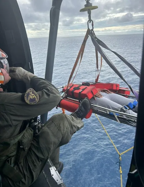 Imagem ilustrativa da imagem VÍDEO | Tripulante de navio passa mal e é resgatado pela Marinha em alto-mar no ES