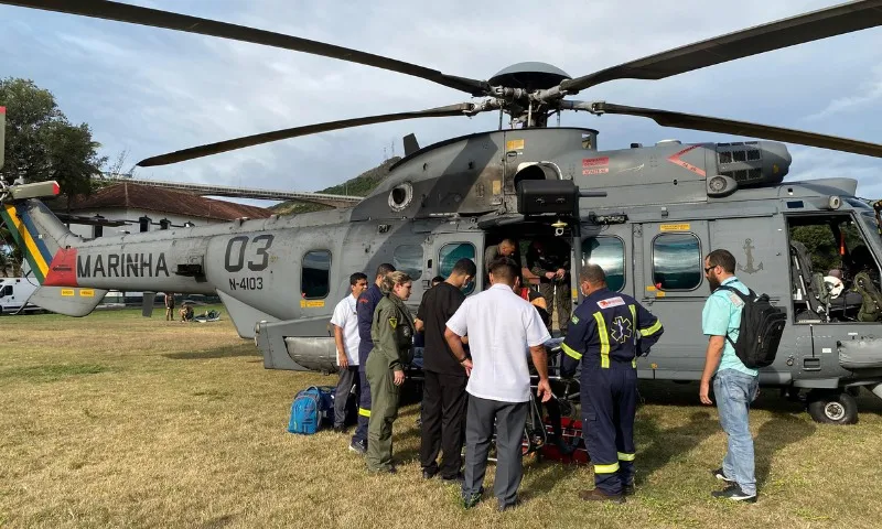 Imagem ilustrativa da imagem VÍDEO | Tripulante de navio passa mal e é resgatado pela Marinha em alto-mar no ES