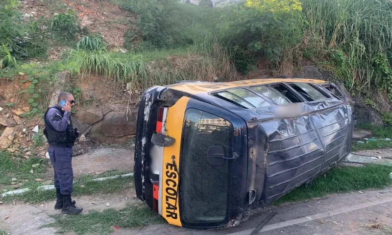 Imagem ilustrativa da imagem Van escolar cai de barranco e deixa crianças feridas em Vila Velha