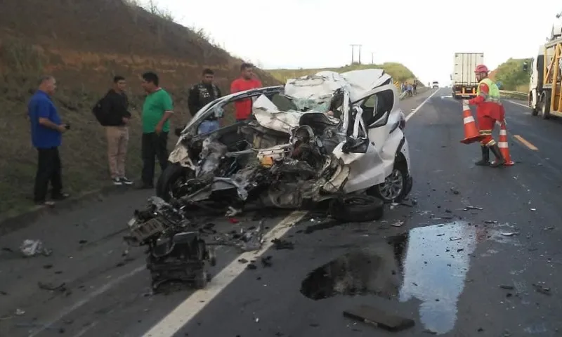 Imagem ilustrativa da imagem Acidente envolvendo carro e carreta deixa um morto na BR-101 em Aracruz