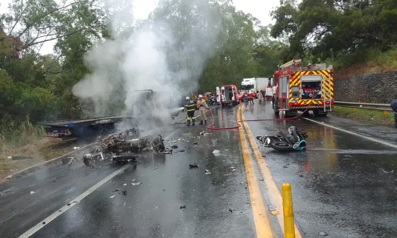 Imagem ilustrativa da imagem Acidente envolvendo um caminhão e seis motos deixa um morto e 6 feridos na BR-101