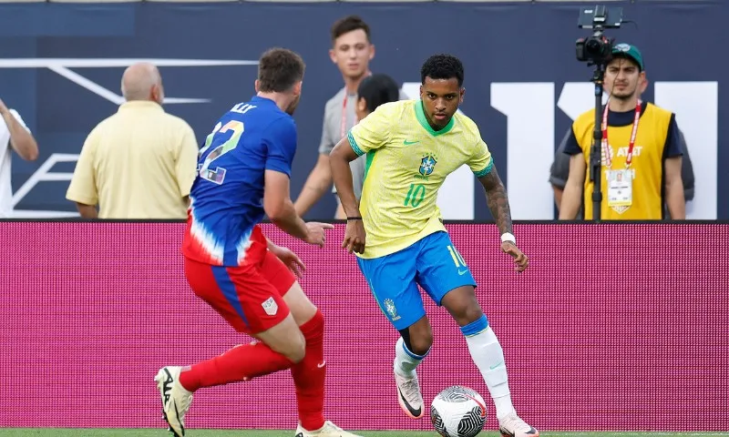 Imagem ilustrativa da imagem Rodrygo festeja gol, mas critica atuação da seleção