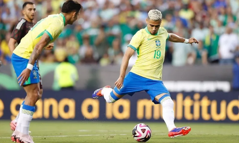 Imagem ilustrativa da imagem Andreas Pereira celebra 1º gol pela seleção brasileira: 'Sensação inexplicável'