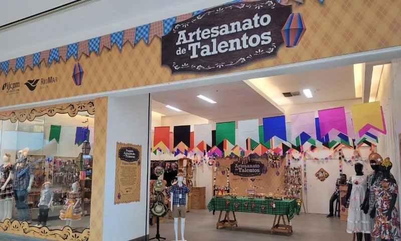 Imagem ilustrativa da imagem Artesanato de Talentos veste o RioMar Recife com cores juninas em loja social