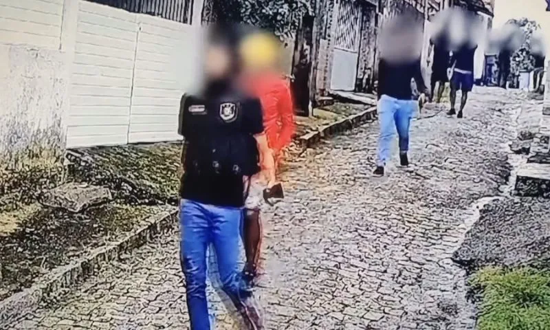 Imagem ilustrativa da imagem Bando armado aterroriza Tabatinga e um dos criminosos é preso com drogas e armas