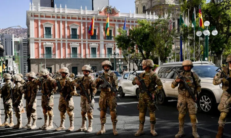 Imagem ilustrativa da imagem Militares tentam dar golpe de Estado na Bolívia e tomam praça sede da Presidência