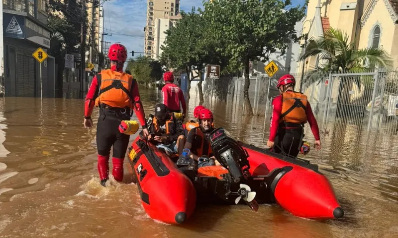 Imagem ilustrativa da imagem Bombeiros capixabas salvam 270 pessoas ilhadas após enchentes no RS