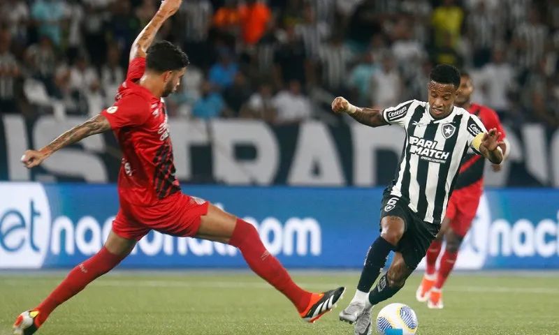 Imagem ilustrativa da imagem Botafogo busca empate com o Athletico no último lance e mantém liderança