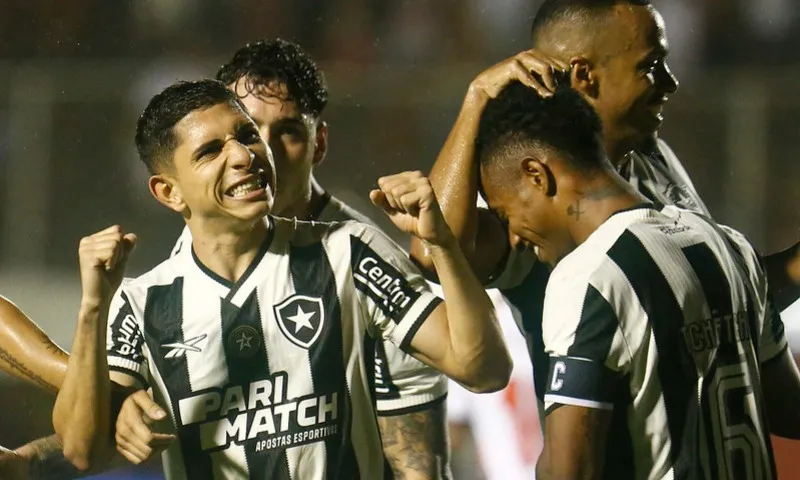 Imagem ilustrativa da imagem Botafogo ganha do Vitória e assume liderança do Brasileirão