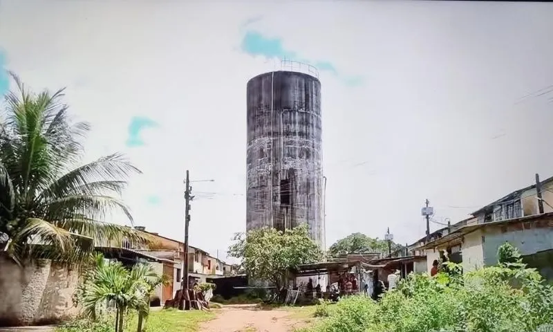 Imagem ilustrativa da imagem Caixa d'água:  medo de desabamento e 14 anos de abandono colocam vidas em risco