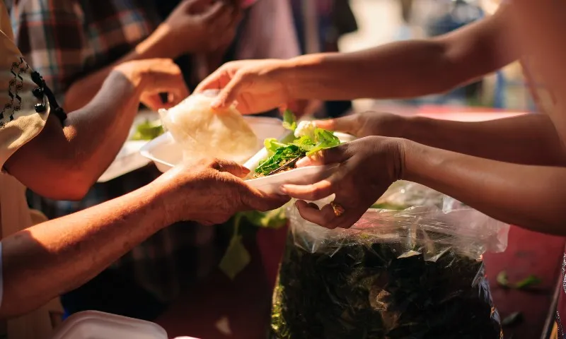 Imagem ilustrativa da imagem Câmara de SP aprova PL que prevê multa de até 17 mil para quem doar comida na rua