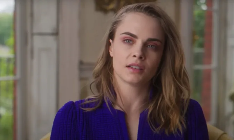 Imagem ilustrativa da imagem Cara Delevingne diz que ficou bêbada pela primeira vez aos oito anos