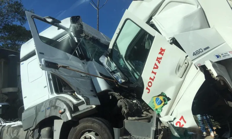 Imagem ilustrativa da imagem Carretas batem de frente em rodovia do ES e motorista é socorrido de helicóptero