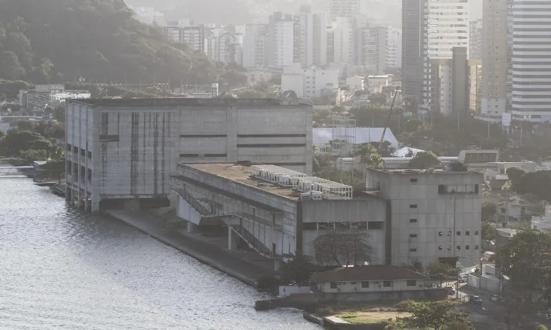 Imagem ilustrativa da imagem Casagrande visita obra do Cais das Artes: "ES no circuito cultural do Brasil"