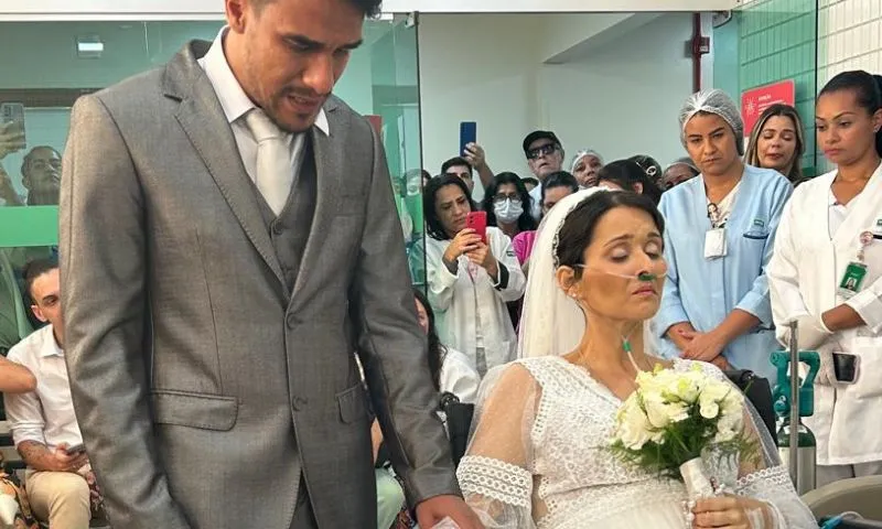 Imagem ilustrativa da imagem Com câncer de mama em estágio avançado, noiva realiza sonho e se casa em hospital
