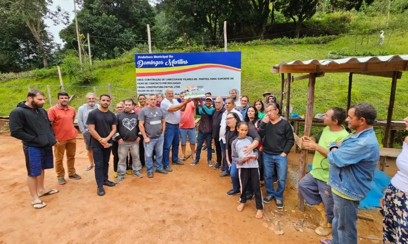 Imagem ilustrativa da imagem Com "festa de aniversário", moradores protestam contra obra inacabada no ES