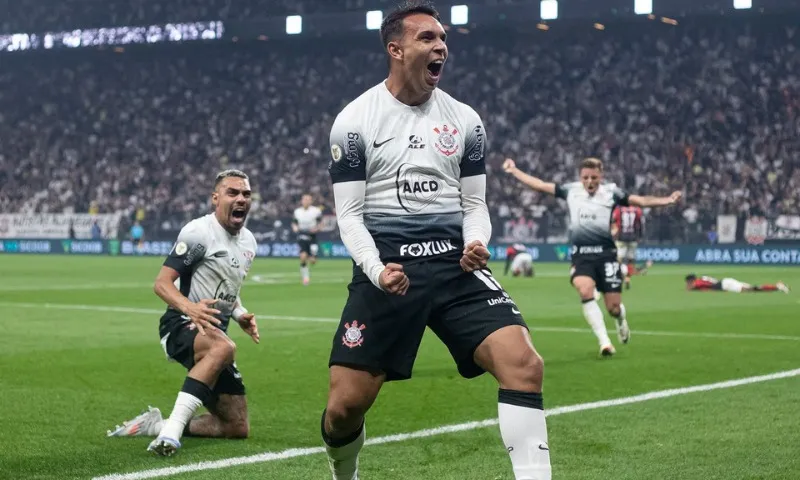 Imagem ilustrativa da imagem Corinthians supera Vitória com gol salvador no fim, mas continua no Z-4