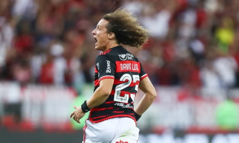 Imagem ilustrativa da imagem David Luiz faz no fim, Flamengo vence o Bahia e vira líder do Brasileiro
