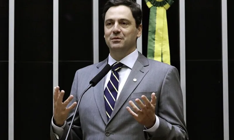 Imagem ilustrativa da imagem Deputado adverte: proteja seu dinheiro do governo