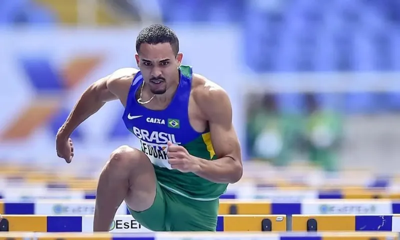 Imagem ilustrativa da imagem Eduardo de Deus garante índice olímpico na semifinal dos 100m com barreiras