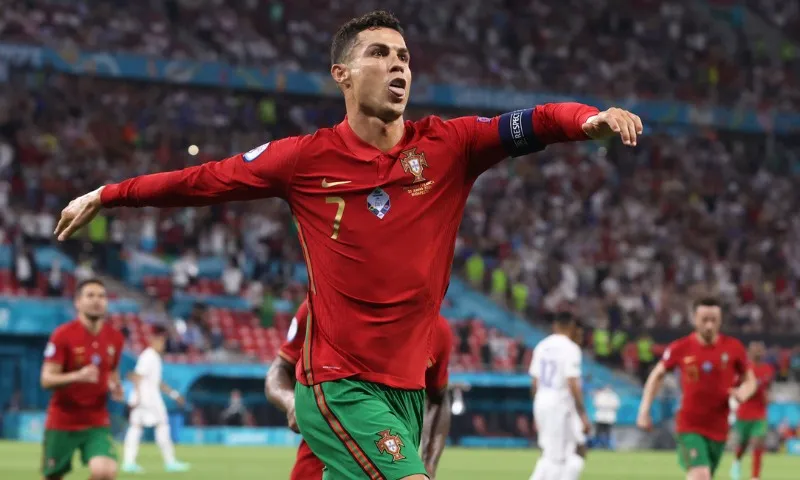 Imagem ilustrativa da imagem Ex-jogador tcheco aponta CR7 como um dos elos fracos de Portugal