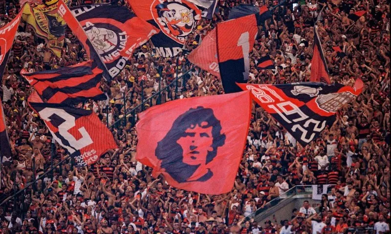 Imagem ilustrativa da imagem Flamengo é multado pela Conmebol após torcida soltar bombas em jogo da Libertadores